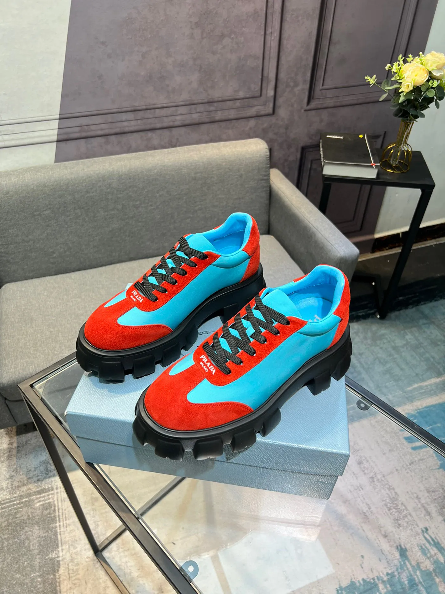Men's shoes 💰540 Prada Latest 2025ss spring and summer catwalk series Thick-soled platform platform Casual sports shoes Couple style ☑️ Bold contrasting bright colors and fashionable combination Casual sports style design with exquisite details Classic personalized gear thick sole Increased comfort and unique modern trend style 🚩 Fabric: Cowhide ➕ Cloth Lining: Sheepskin Outsole: Original molded ultra-light foam material Sole thickness: 4.5CM Size: 35-45 (Female 40, Male 45, customized, non-returnable)